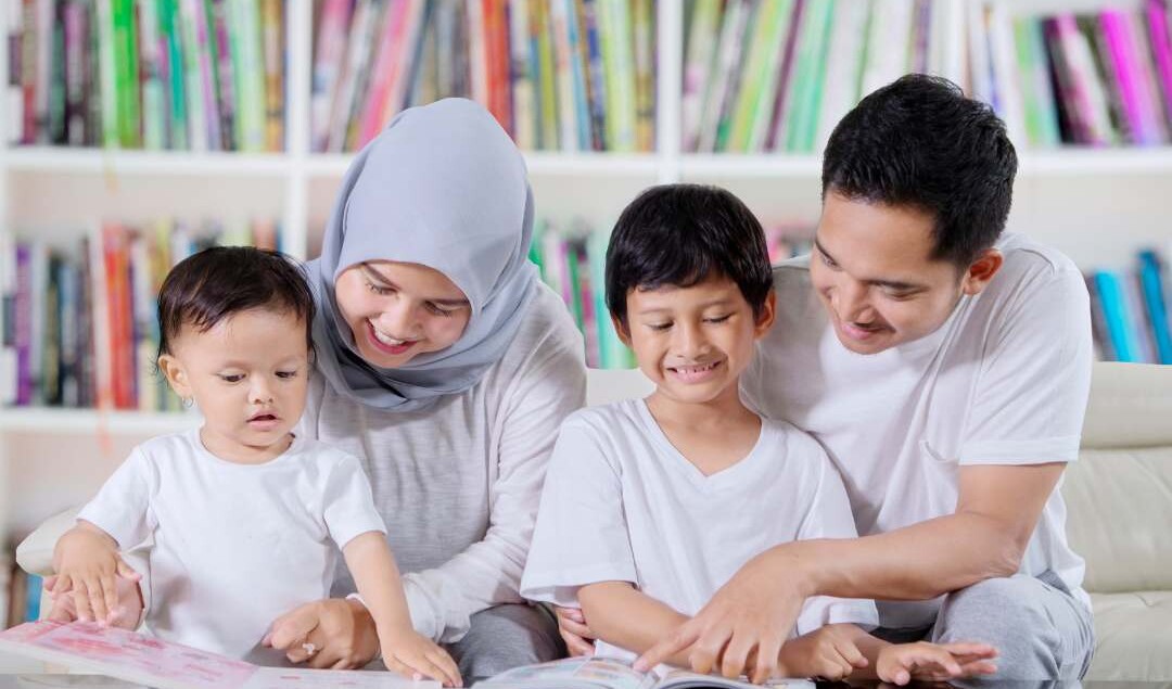orangtua mendampingi anak membaca