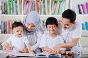 orangtua mendampingi anak membaca orangtua mendampingi anak membaca
